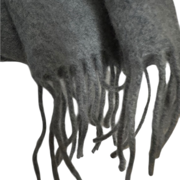 Bloomingdales The Mens Store Scarf with Fringe 100% Cashmere Light Gray NWT - Picture 5 of 7